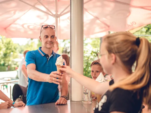 Ijsje halen bij de ijssallon op Roan camping Ackersate.