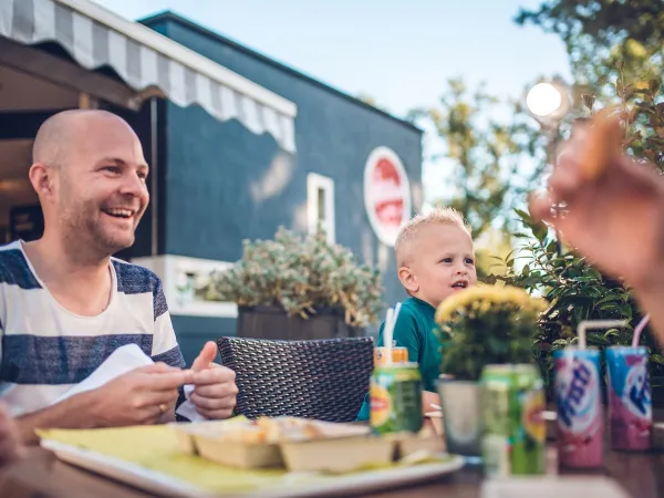 Frietjes eten bij Roan camping Ackersate.