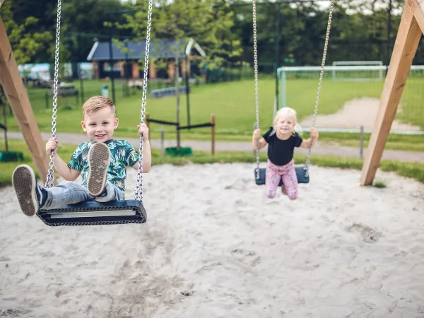 Schommelende kinderen bij Roan camping Ackersate.