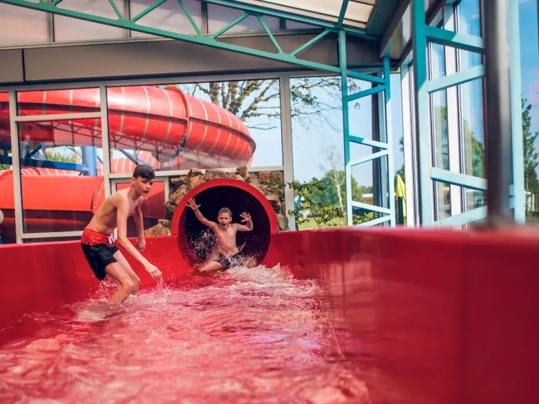 Water pret in de glijbaan op Roan camping Ackersate.