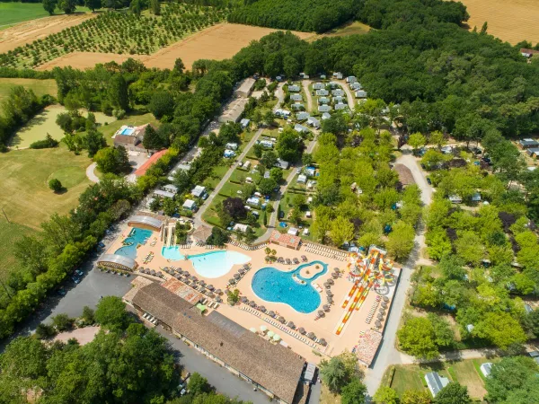 Overzicht vanaf de lucht over de Roan camping Château de Fonrives.