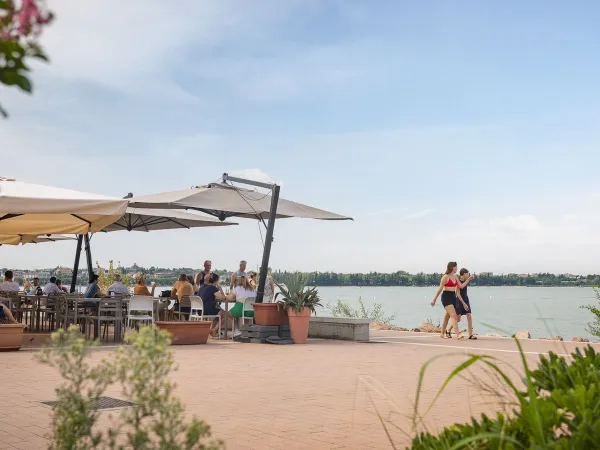 Terras aan het water bij Roan camping Del Garda.