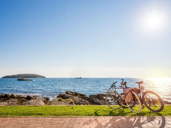 Fiets en wandel route langs de kust bij Roan camping Bijela Uvala.