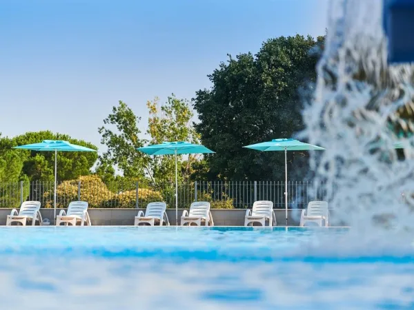 Ligbedden bij het zwembad van Roan camping Park Umag.