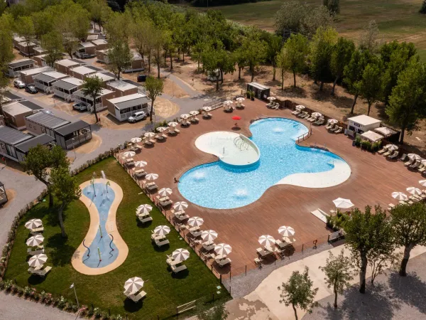 Zwembad en spraypark op Roan camping Rimini Family Village.