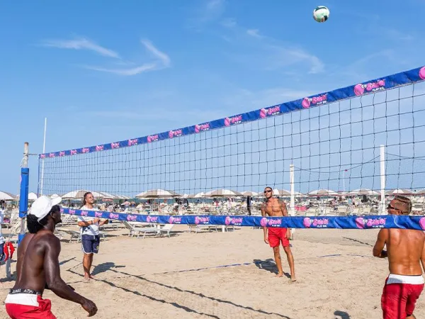 Beach volleybal bij Roan camping Rimini Family Village.