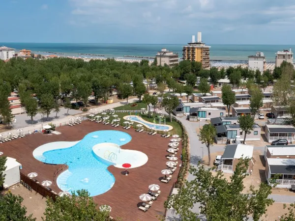 Overzicht van camping en strand van Roan camping Rimini Family Village.