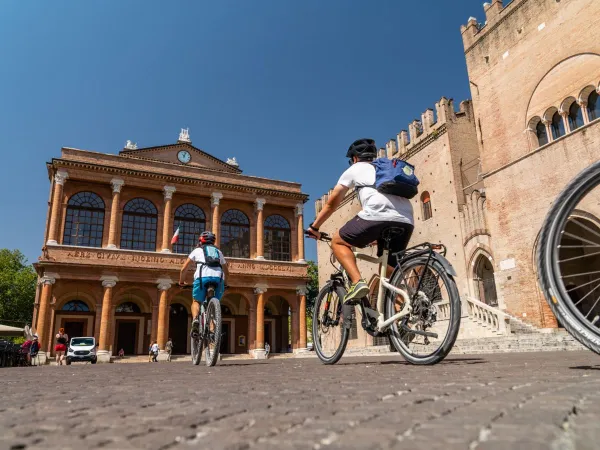 Fietsen door de stad vanaf Roan camping Rimini Family Village.