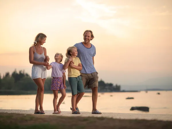 Lopend langs de zee dichtbij Roan camping Rimini Family Village.