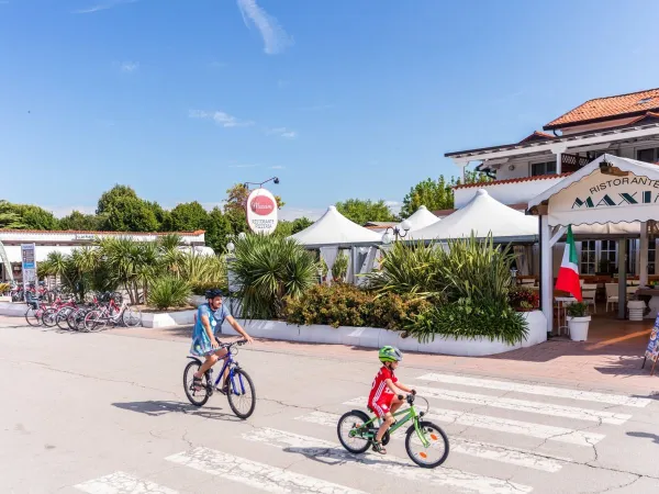 Fietsende kinderen bij Roan camping San Francesco.