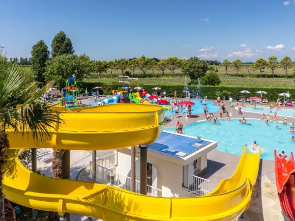 Overzicht glijbanen met zwembad op Roan camping San Francesco.