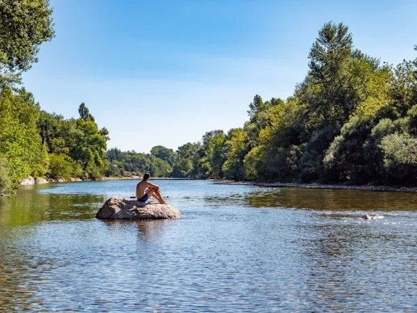 Relaxen op rots in de rivier nabij Roan camping Le Ranc Davaine.