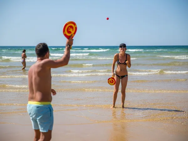 Beachballen bij het strand van Roan camping Le Vieux Port.