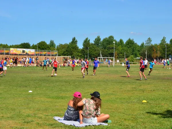 Het voetbalveld bij Roan camping Le Vieux Port.