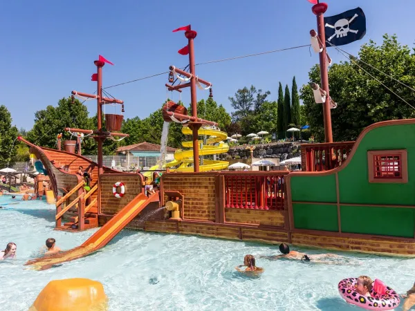 Piratenschip voor kinderen op Roan camping Le Pommier.