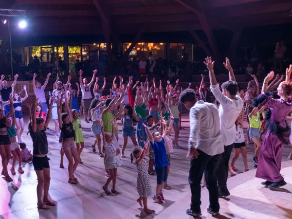 Kinderanimatie in de avond op Roan camping Tahiti.