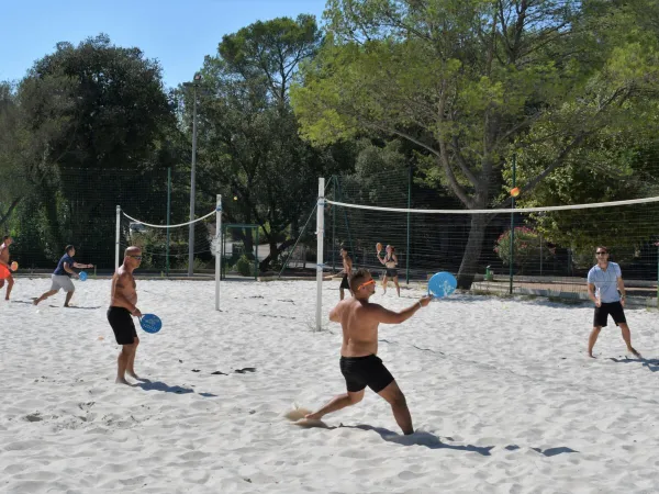 Badmintonvelden op Roan camping La Pierre Verte.