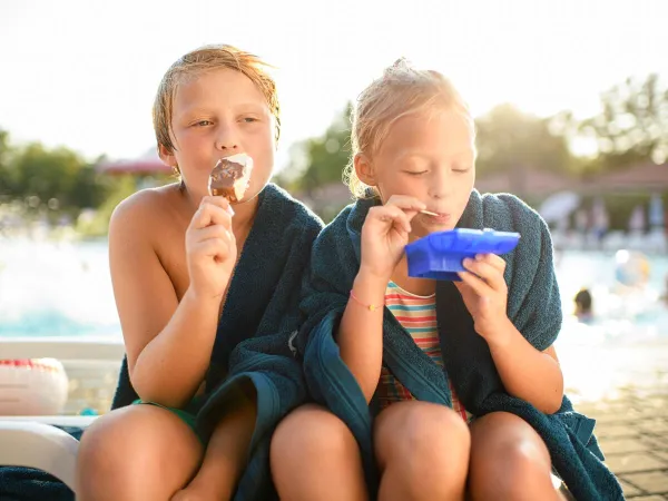 Genietende kinderen op Roan camping Beach Garden.