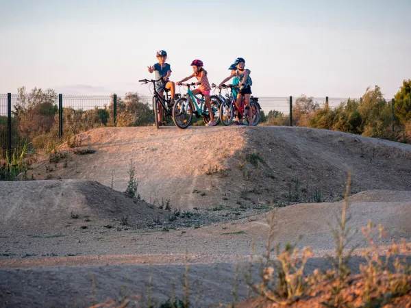 Stuntplek voor fietsende kinderen bij Roan camping Serignan Plage.