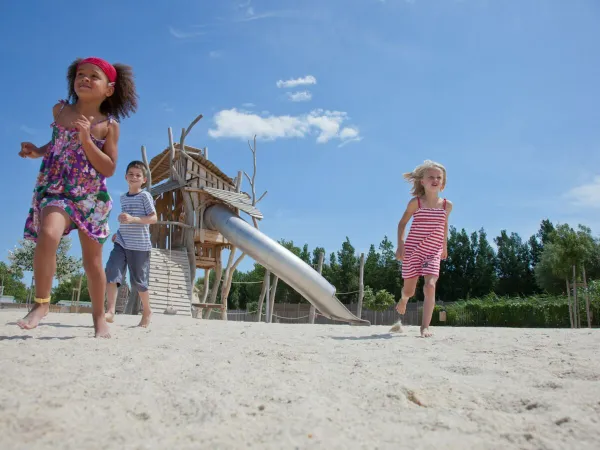 Kleine speeltuin bij Roan camping Serignan Plage.