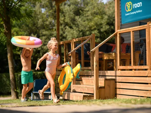 Lekker spelen rondom de accommodatie bij Roan camping hu Altomincio village.