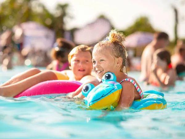 Zwemmende kinderen op Roan camping Zelena Laguna.