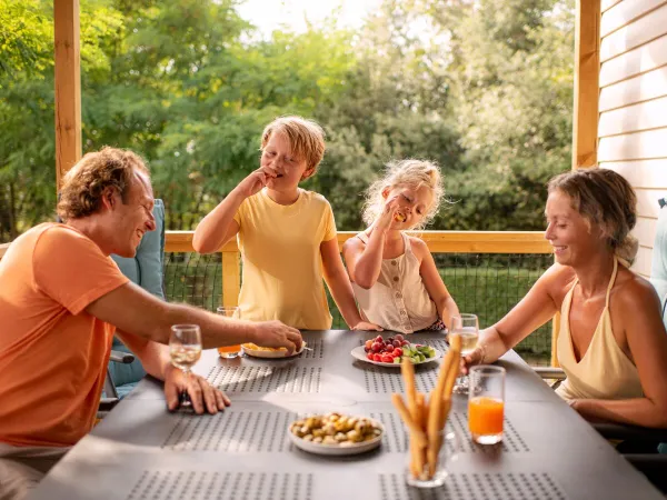 Borreltijd aan luxe eettafel op Roan camping Bi Village.