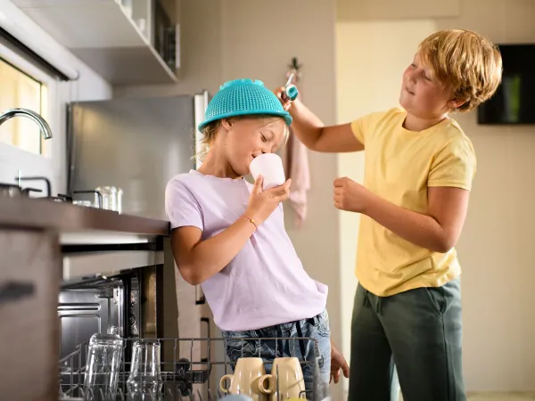 Spelende kinderen in een Roan accommodatie.