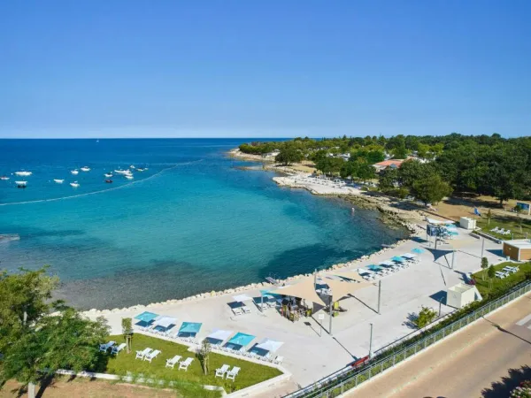 Ligplateau bij het strand van Roan camping Park Umag.