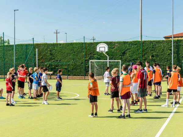 Animatie op het sportveld bij Roan camping Bella Italia.