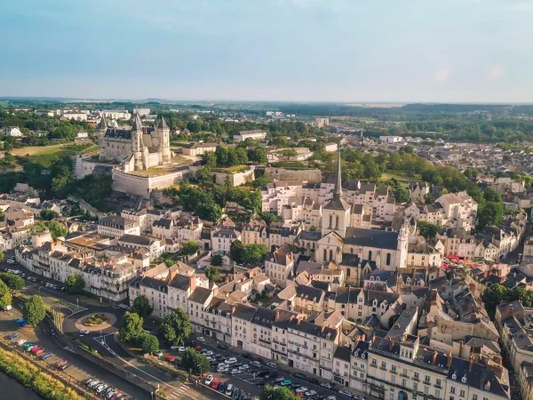 Het historische Saumur, vlakbij Roan camping Domaine de la Brèche.