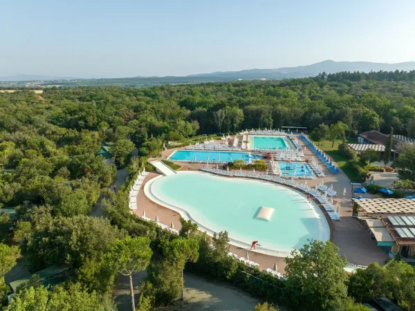 Overzicht lagunebad en zwembaden van Roan camping Montescudaio.