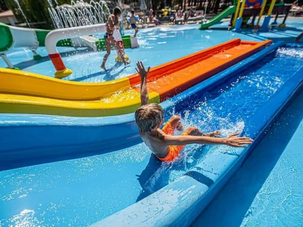 Glijbaan bij waterspeeltuin op Roan camping Bi Village.