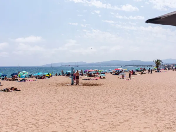 Het zand strand dichtbij Roan camping La Baume.