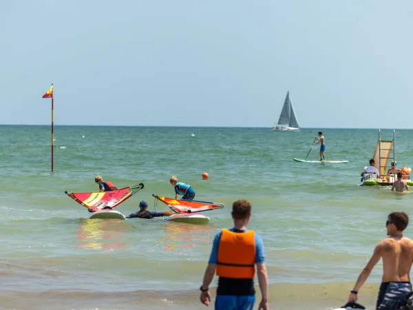 Watersportactiviteiten bij het strand van Roan camping Marina Di Venezia.