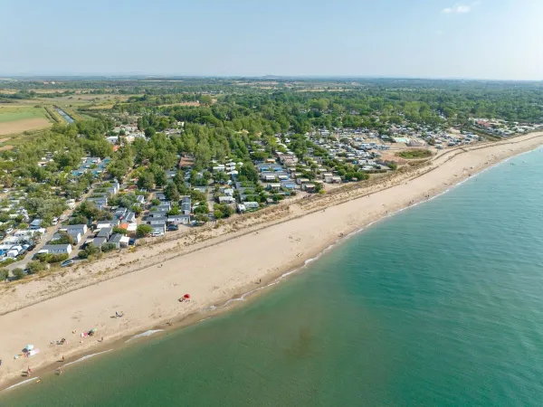 Het zandstrand bij Roan camping Méditerranée Plage.