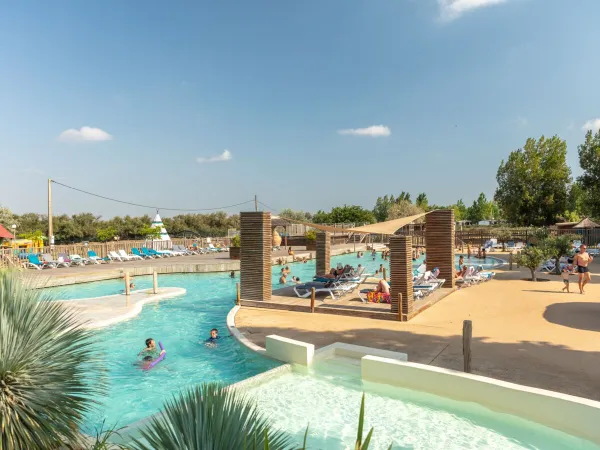 Overzicht zwembad bij Roan camping Méditerranée Plage.