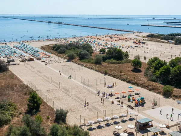 Overzicht van het strand en zee bij Roan camping Sole Family Camping Village.