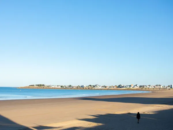 Het strand dichtbij Roan camping du Latois.