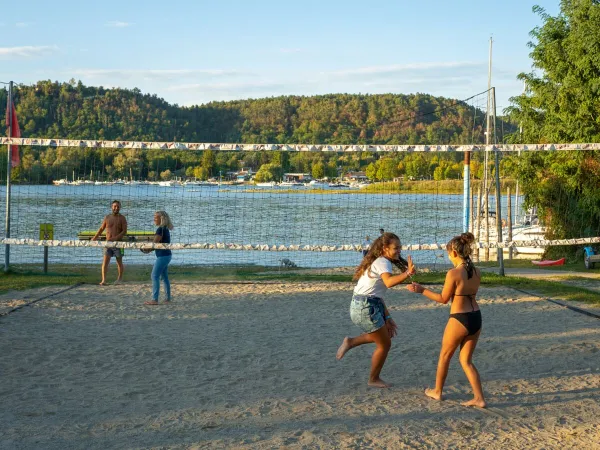 Beachvolleybal bij Roan camping Lido Verbano.