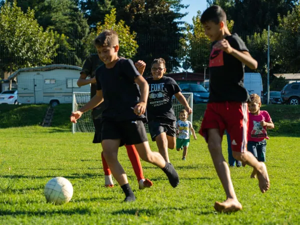 Voetballen bij Roan camping Lido Verbano.