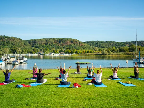 Yogalessen bij Roan camping Lido Verbano.