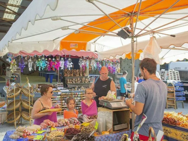Een markt in de buurt van Roan camping Le Ty Nadan.
