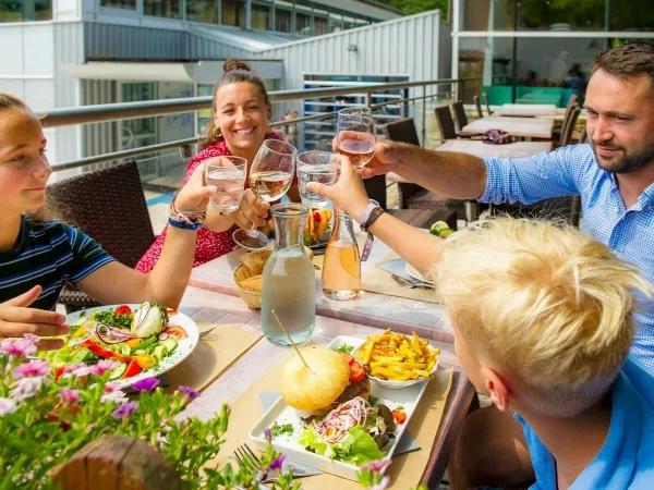 Lunchen met het gezin op Roan camping Le Ty Nadan.