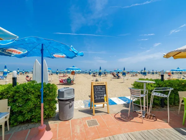 Terrasjes bij het strand op Roan camping Rubicone.