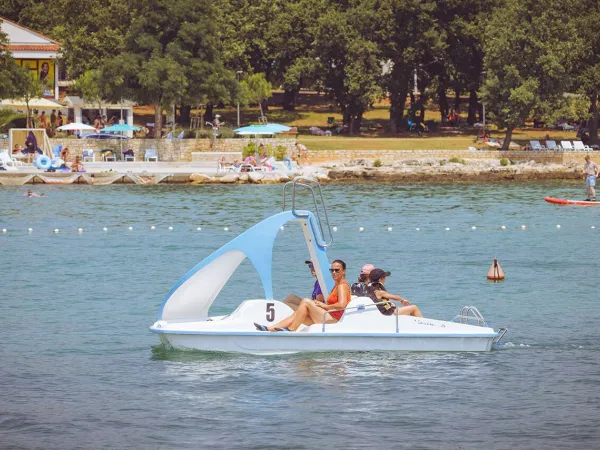 Waterfietsen bij het strand van Roan camping Park Umag.