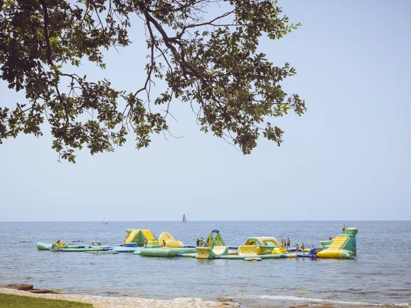 Luchtkussens in de zee bij Roan camping Park Umag.