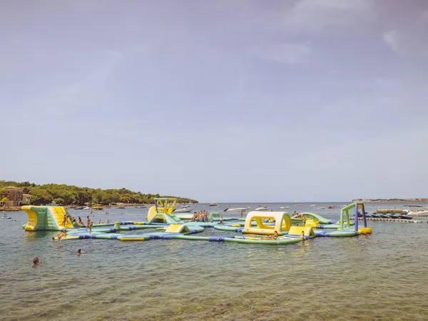 Waterspeelkussen in zee op Roan camping Lanterna.