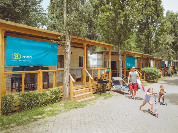 Premium Lounge stacaravans straatje op Roan camping Altomincio.