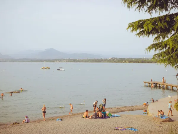 Strand aan het meer bij Roan camping Bella Italia.